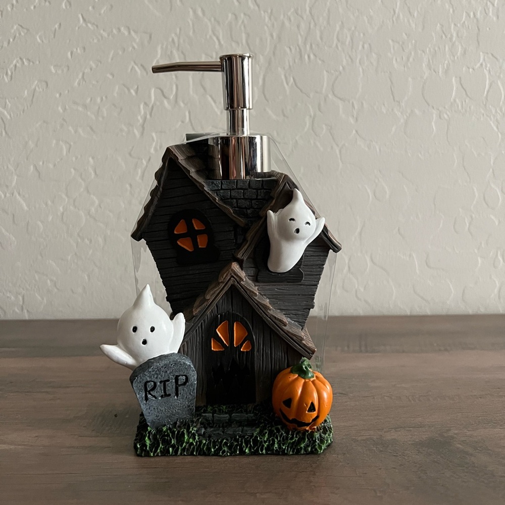 Home Goods ‘Feelin Spooky’ Haunted House Resin Soap Dispenser Halloween Decor